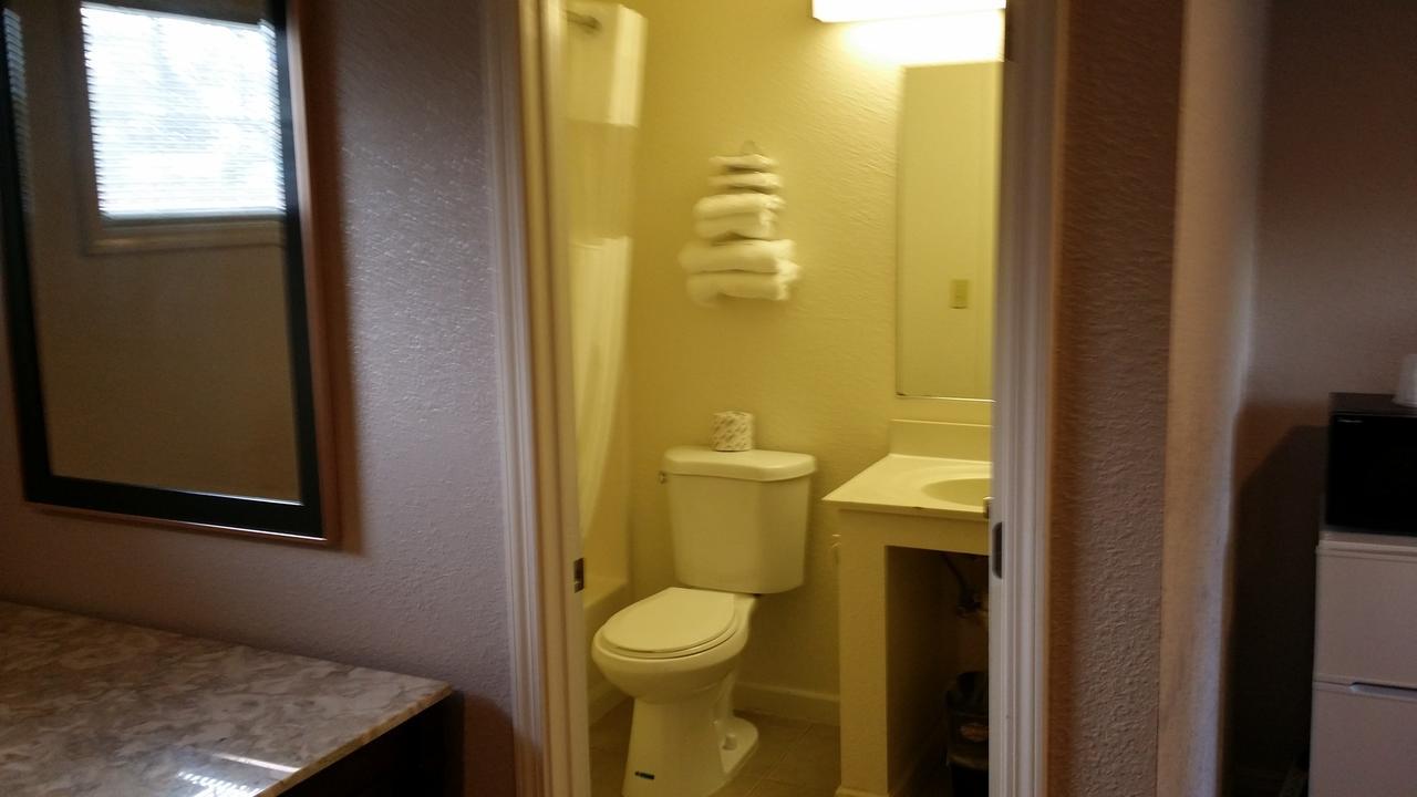 Redwood Inn Уиллитс Экстерьер фото
